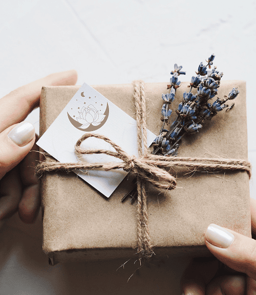 A women holding a gift in her hands.